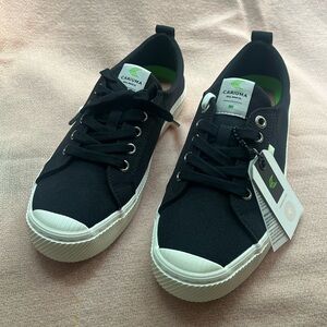 Cariuma OCA Low Black Canvas Sneaker Size 8.5